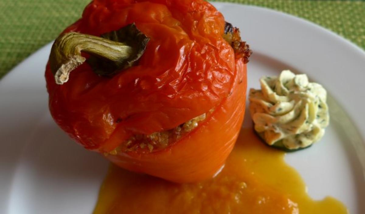 Bilder für Paprikaschote gefüllt mit Quinoa auf einer Kürbissoße - Rezept