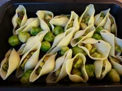 Conchiglioni gefüllt mit würzigem Rosenkohl und mit Käse überbacken - Rezept