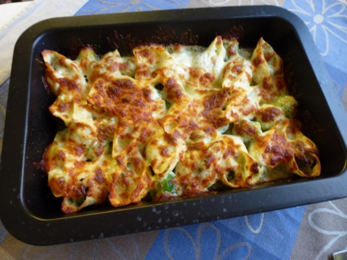 Conchiglioni gefüllt mit würzigem Rosenkohl und mit Käse überbacken - Rezept - Bild Nr. 2