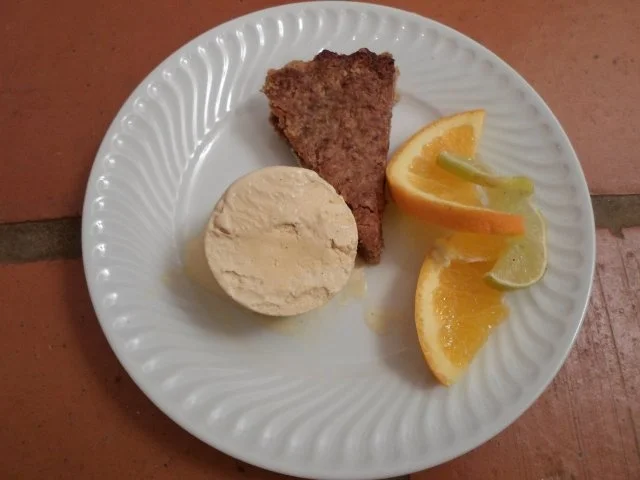 Dekadente Dattel-Nusstarte mit selbstgemachter Roiboos-Orangeneiscreme - Rezept