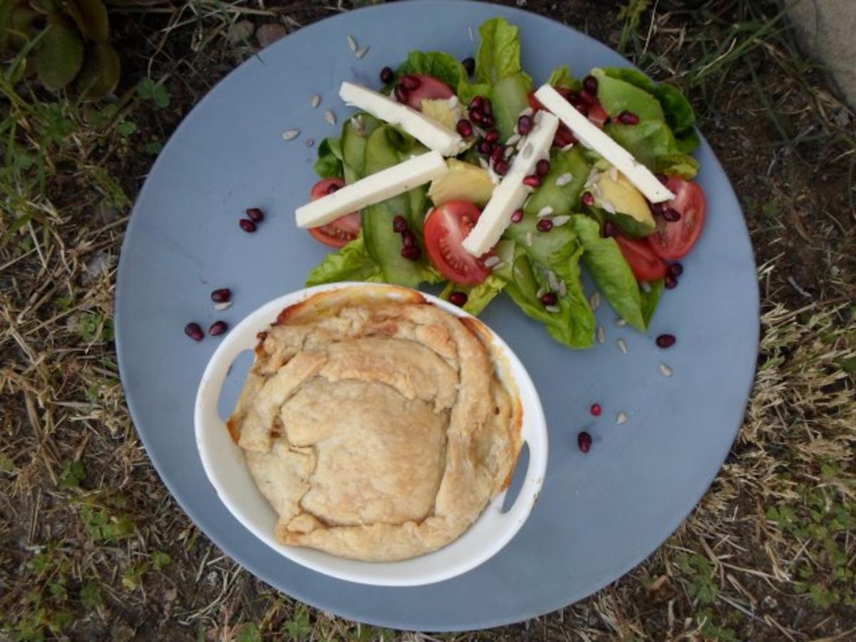 Bilder für 'Chicken Pie' mit buntem Salat - Rezept