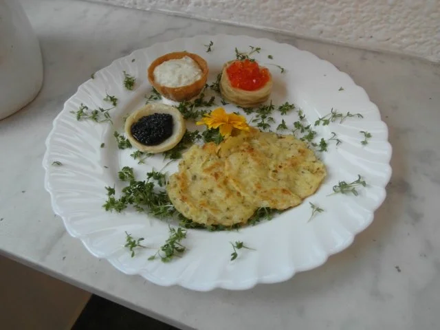Dialog vom Kaviar auf Kartoffelplätzchen - Rezept