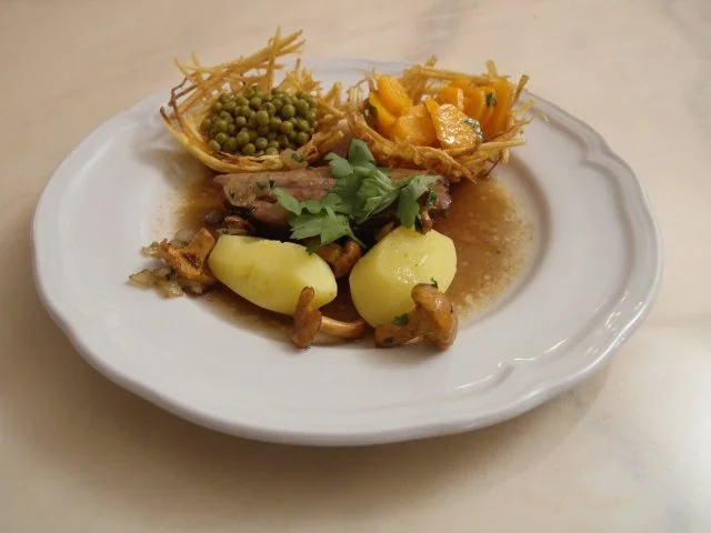 Rezept: Glasierte Kalbshaxe mit Beilagen aus Wald, Feld und Flur Glasierte Kalbshaxe mit Beilagen aus Wald, Feld und Flur - Rezept