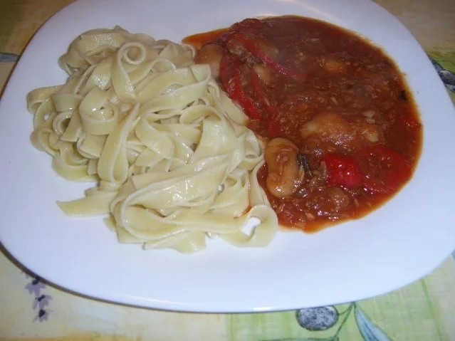Bandnudeln mit Bohnen Thunfischsoße - Rezept