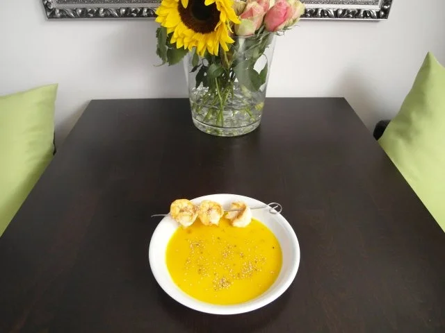 Kürbis-Orangen-Kokossuppe mit Garnelenspieß - Rezept