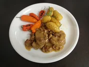 Kalbsfilet in Pfifferling-Walnuss-Soße mit Rosmarinkartoffeln und  gegrillten Minipaprikas - Rezept