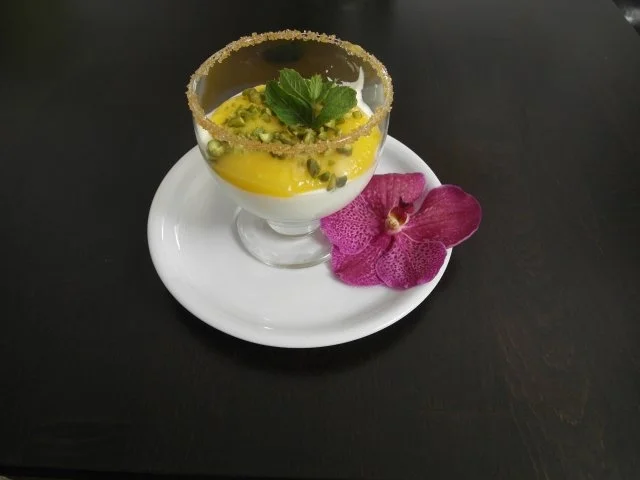 Rezept: Mango-Quark auf Keks mit frischer Minze und Pistazie Mango-Quark auf Keks mit frischer Minze und Pistazie - Rezept