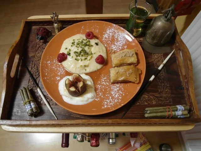 Orientalische Süßigkeitenplatte mit frischem Minztee - Rezept