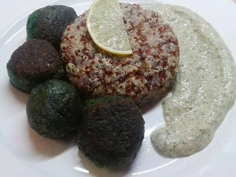 Spinat-Bällchen mit rot-weißem Quinoa und Walnuss-Basilikum-Creme - Rezept