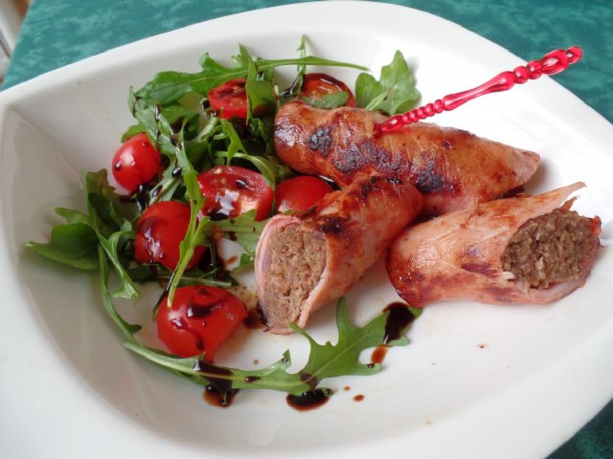 Hackfleisch-Röllchen mit Rucola-Tomaten -Salat - Rezept - kochbar.de