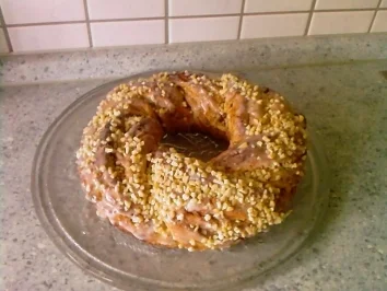 Hefekranz mit Marzipan- Nussfüllung - Rezept