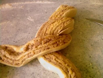 Hefekranz mit Marzipan- Nussfüllung - Rezept