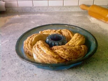 Hefekranz mit Marzipan- Nussfüllung - Rezept