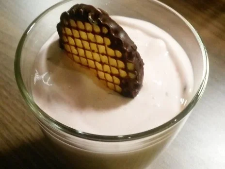 Rezept: Quarkdessert mit Erdbeeren & Schokoküssen Bild Nr. 2 Quarkdessert mit Erdbeeren & Schokoküssen - Rezept - Bild Nr. 2