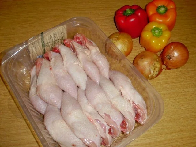 Rezept: Hähnchenschenkel im Paprika-Zwiebel-Riesling-Sud Bild Nr. 2 Hähnchenschenkel im Paprika-Zwiebel-Riesling-Sud - Rezept - Bild Nr. 2