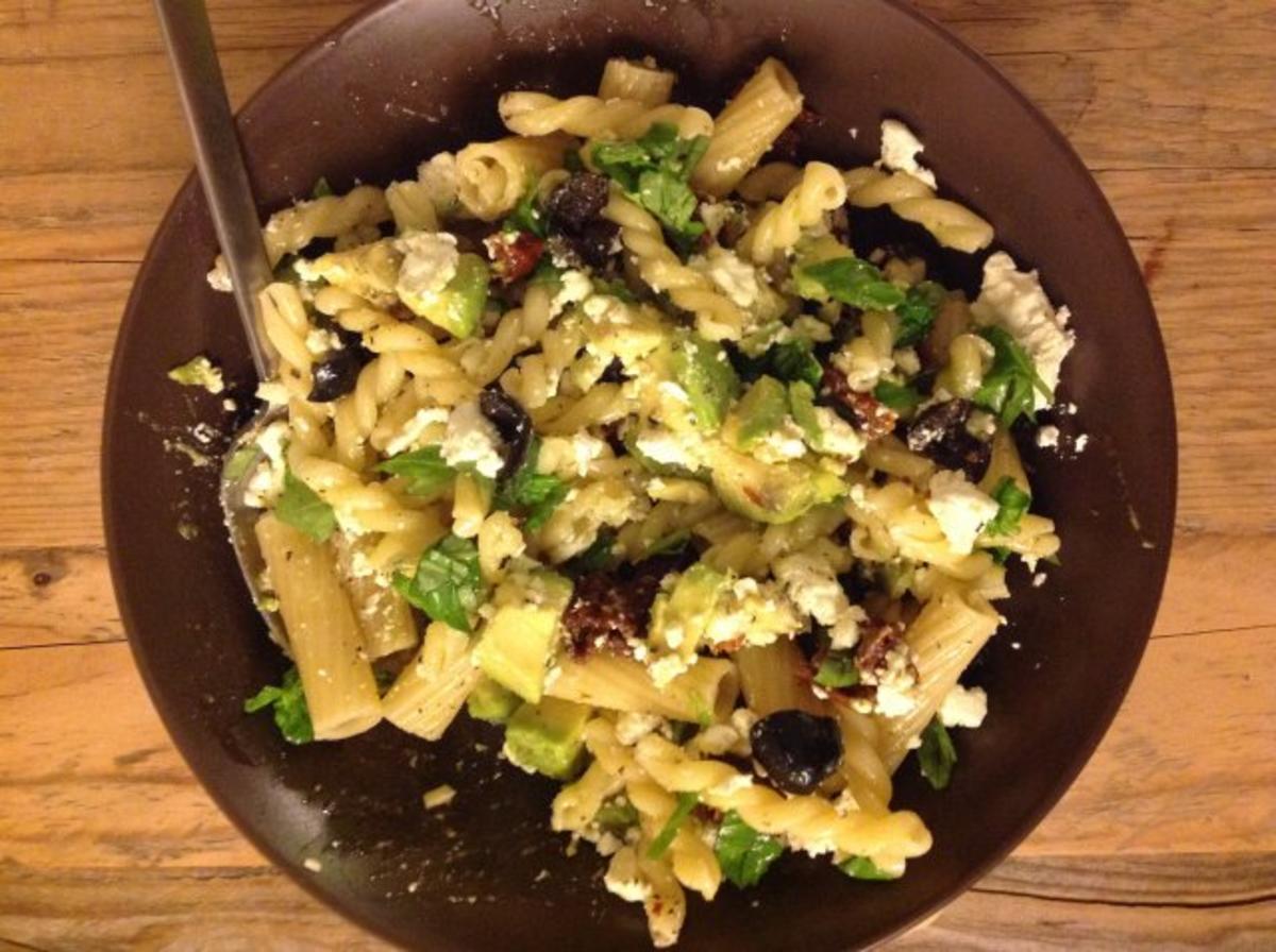 Pasta mit Avocado, getrokneten Tomaten, Oliven und Feta - Rezept