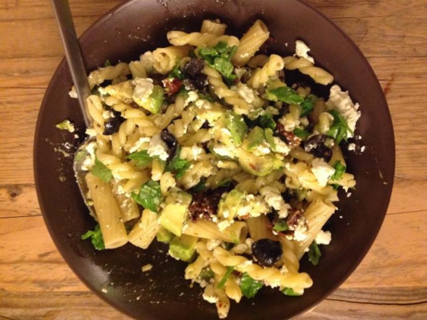 Pasta mit Avocado, getrokneten Tomaten, Oliven und Feta - Rezept ...