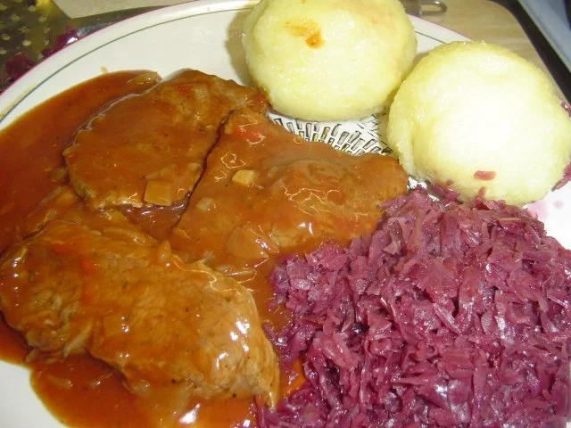 Rinderschnitzel mit Blaukraut und Knödel - Rezept