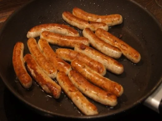 Rezept: Nürnberger Rostbratwürstchen als Currywurst Bild Nr. 4 Nürnberger Rostbratwürstchen als Currywurst - Rezept - Bild Nr. 4