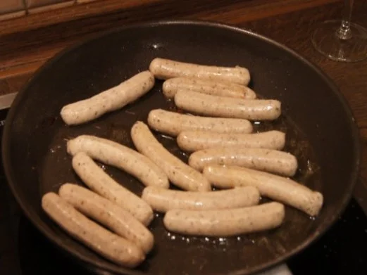 Rezept: Nürnberger Rostbratwürstchen als Currywurst Bild Nr. 3 Nürnberger Rostbratwürstchen als Currywurst - Rezept - Bild Nr. 3