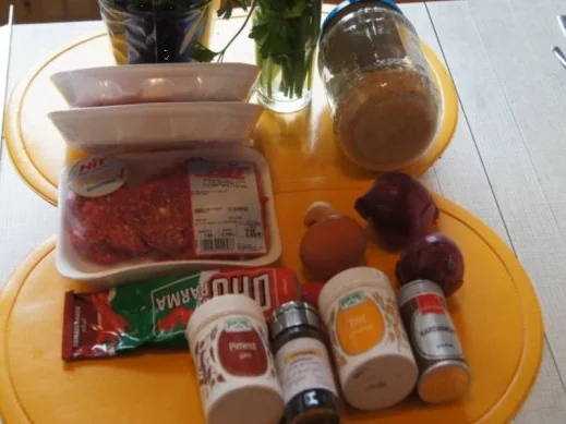 Köfte mit Paprikasauce und Jogurt - Rezept - Bild Nr. 2