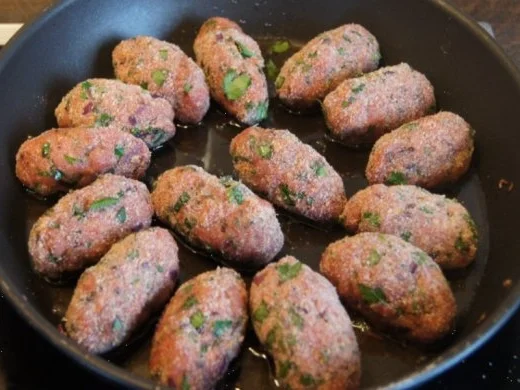 Köfte mit Paprikasauce und Jogurt - Rezept - Bild Nr. 8