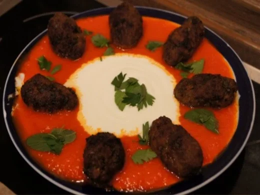 Köfte mit Paprikasauce und Jogurt - Rezept