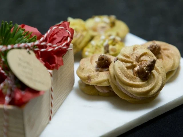 Rezept: "Gewürzkringel mit Zwetschgensahne und gebrannter Mandel" "Gewürzkringel mit Zwetschgensahne und gebrannter Mandel" - Rezept