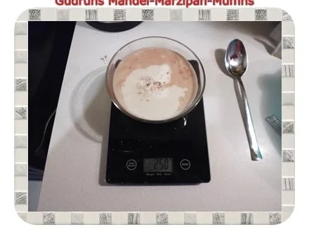 Rezept: Muffins: Mandel-Marzipan-Muffins Bild Nr. 6 Muffins: Mandel-Marzipan-Muffins - Rezept - Bild Nr. 6