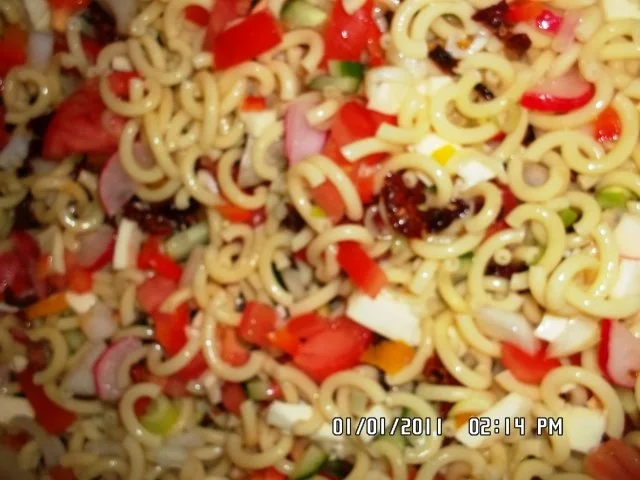 Rezept: Nudelsalat mit getrockneten Tomaten Bild Nr. 8 Nudelsalat mit getrockneten Tomaten - Rezept - Bild Nr. 8