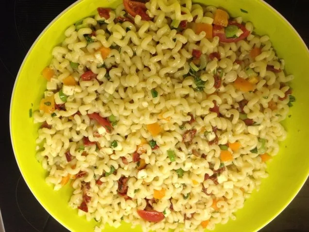 Rezept: Nudelsalat mit getrockneten Tomaten Bild Nr. 9 Nudelsalat mit getrockneten Tomaten - Rezept - Bild Nr. 9