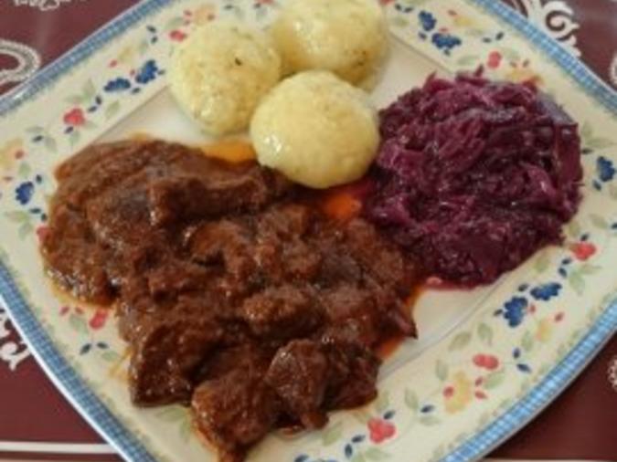 Gulasch sehr herzhaft halb wild/rind - einfach - 45 kcal/100g Gulasch sehr herzhaft halb wild/rind - einfach - 45 kcal/100g