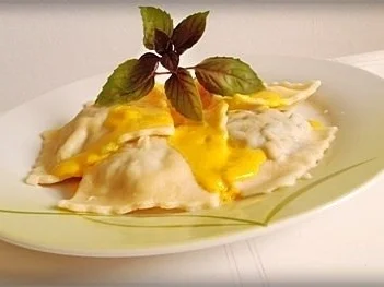 Rezept: Schwäbische Maultaschen mit pikanter Käse Sauce nappiert Bild Nr. 2 Schwäbische Maultaschen mit pikanter Käse Sauce nappiert - Rezept - Bild Nr. 2
