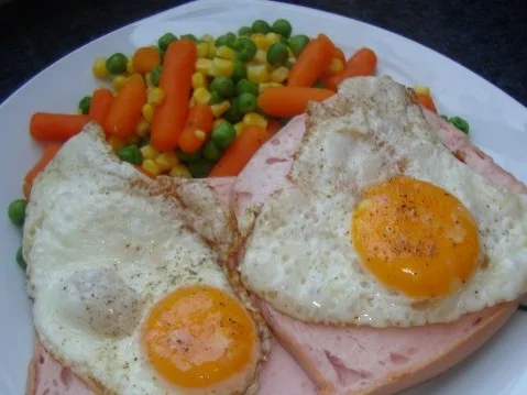 PUTENLEBERKÄSE MIT SPEIGELEI UND GEMÜSE - Rezept