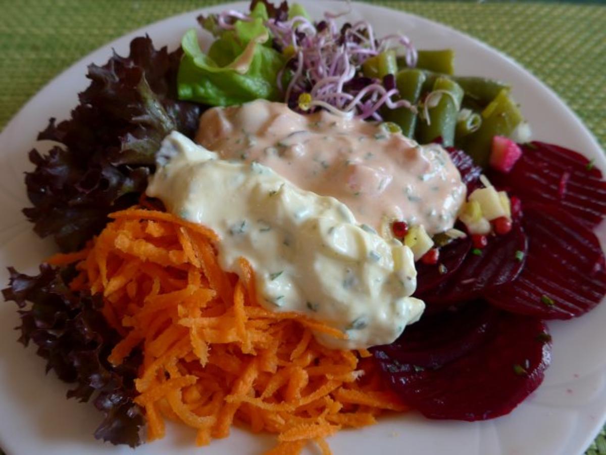 Salat : Bunt gemischt ... köstlich und gesund ... mit zweierlei Budwig - Dip´s - Rezept - Bild Nr. 2
