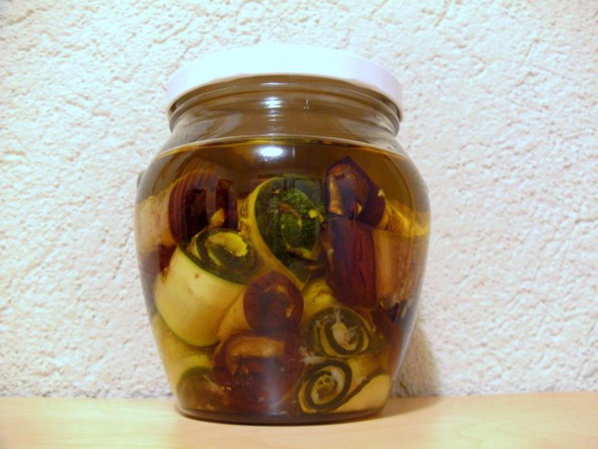 Auberginen- und Zucchini-Röllchen mit Knoblauch, in Öl eingelegt - Rezept