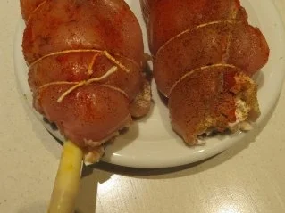 Hähnchenroulade "Surf & Turf" mit Triangoli und Tomaten-Trüffel-Butter - Rezept - Bild Nr. 3