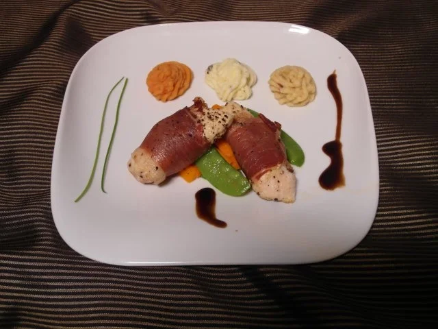 Hähnchenbrust in Parmaschinken-Mantel auf einem karamellisierten Gemüsebett - Rezept