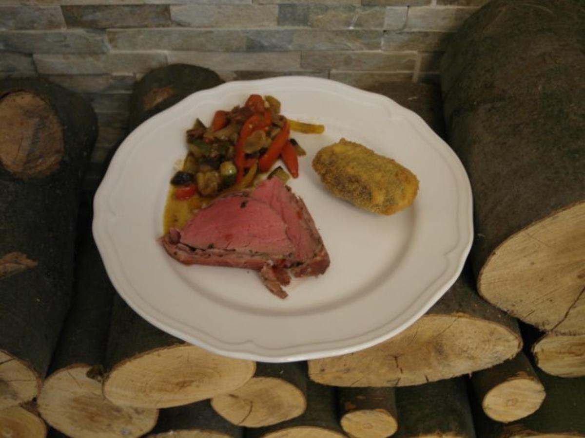 Rinderfilet im Puttanesca Mantel, Frittierte Pancetta Kartoffeln,
Türkisches Gemüse - Rezept Gesendet von Das perfekte Dinner