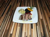 Entenbrustfilet an Orangen-Preiselbeer-Soße dazu Kartoffelklöße und Blaukraut - Rezept