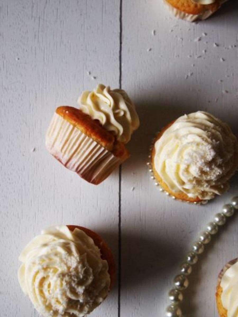 Bilder für White Cupcakes with Cream Cheese Frosting - Rezept