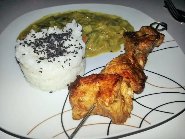 Rezept: Grünes Gemüsecurry mit scharfen Spießen Grünes Gemüsecurry mit scharfen Spießen - Rezept