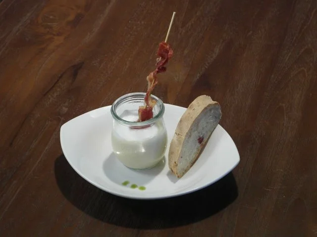 Parmesanschaumsüppchen mit Bacon, Ciabatta und Limetten-Pfeffer-Butter - Rezept