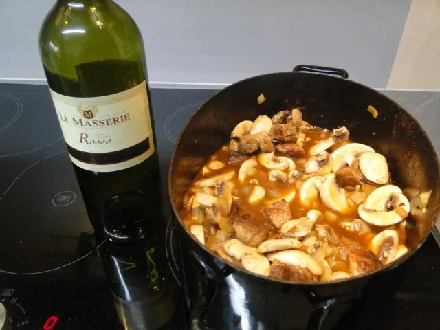 Schneller, einfacher, leckerer Gulasch nur mit Zwiebeln, geht ruckzuck - Rezept - Bild Nr. 4