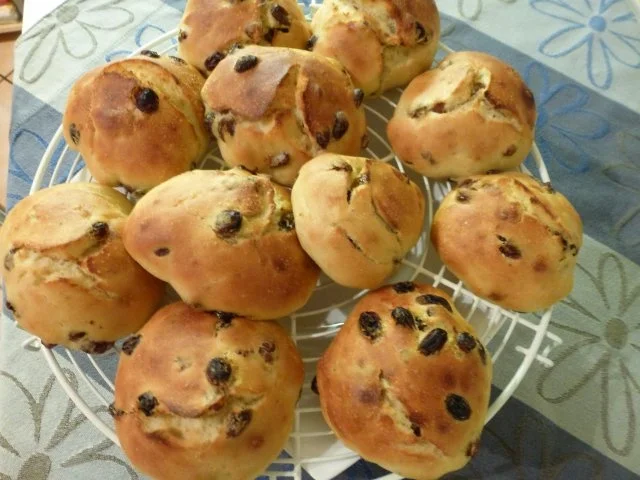 Rezept: Leicht beschwipste Rosinenbrötchen Bild Nr. 9 Leicht beschwipste Rosinenbrötchen - Rezept - Bild Nr. 9