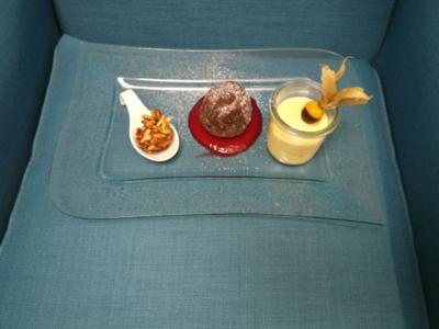 Rezept: Schokoküchlein mit flüssigem Kern, Mangocreme und Pinienkerncrunch Schokoküchlein mit flüssigem Kern, Mangocreme und Pinienkerncrunch - Rezept