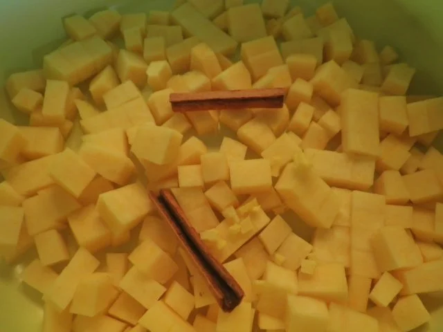 Steckrüben - Apfel - Mousse auf Rote Bete - Himbeer - Spiegel und Calvados - Apfel ... - Rezept - Bild Nr. 4