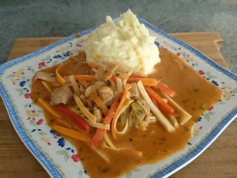 filet mit gemüsestreifen und fruchtiger soße - Rezept