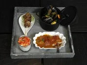 Ruhrpott-Trio (Currywurst-Kartoffelsalat-Muscheln-Frikadellen) - Rezept