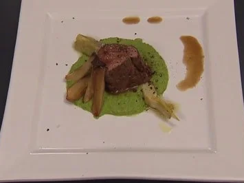 Kalbsfilet an Erbsenmoussline mit Steinpilzen und Artischocken - Rezept